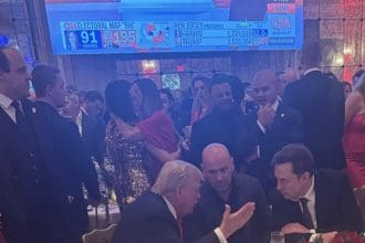 Fotografía tomada de la cuenta en X de Elon Musk donde se ve al candidato republicano, el expresidente Donald Trump (i), hablando con Elon Musk (d). EFE/ Cuenta en X de Elon Musk /SOLO USO EDITORIAL/ SOLO DISPONIBLE PARA ILUSTRAR LA NOTICIA QUE ACOMPAÑA (CRÉDITO OBLIGATORIO)