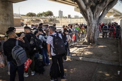Migrantes hacen fila para solicitar papeles migratorios, en la ciudad de Tijuana, en el estado de Baja California (México). Imagen de archivo. EFE/ Joebeth Terríquez