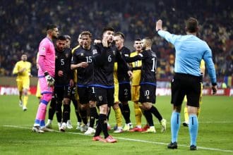 Jugadores de Kosovo antes de dejar el campo el pasado día 15 en el partido ante Rumanía. EFE/EPA/ROBERT GHEMENT