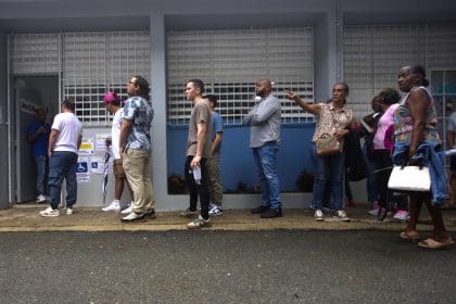 Personas hacen cola para depositar sus votos este martes en un centro de votación en Carolina (Puerto Rico). EFE/Thais Llorca