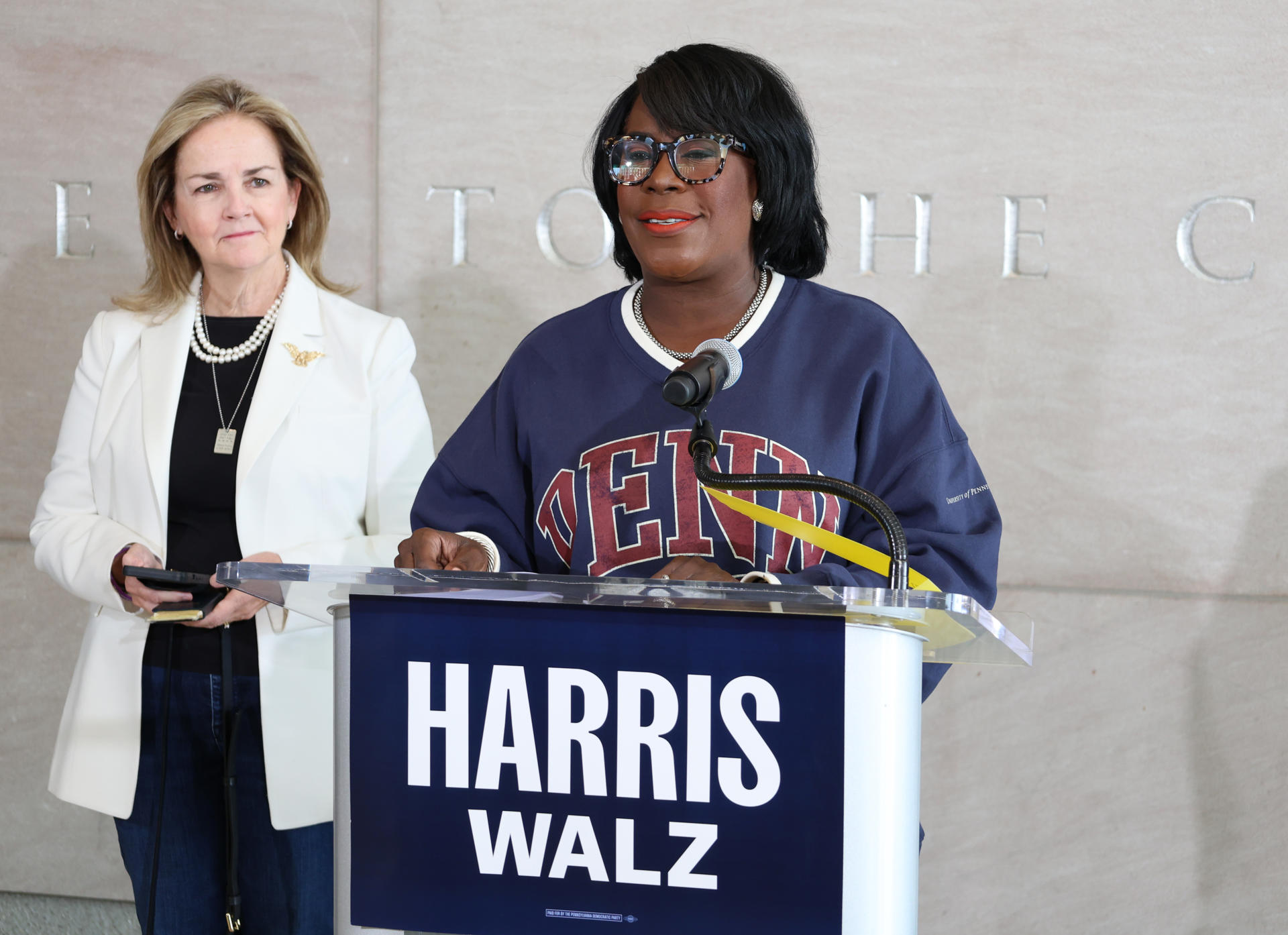 La alcaldesa de Filadelfia, Cherelle Parker (d), habla junto a la congresista por Pensilvania, Madeleine Dean, durante una rueda de prensa en el centro de Filadelfia este lunes, en Pensilvania (Estados Unidos). EFE/ Octavio Guzmán