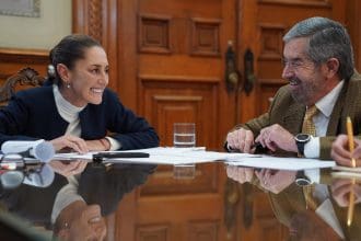 Fotografía cedida por la presidencia de México, de la presidenta mexicana Claudia Sheinbaum (i) y el canciller mexicano Juan Ramón de la Fuente durante una conversación telefónica con el presidente electo de Estados Unidos Donald Trump, este miércoles en el Palacio Nacional de Ciudad de México (México). EFE/ Presidencia de México /SOLO USO EDITORIAL/SOLO DISPONIBLE PARA ILUSTRAR LA NOTICIA QUE ACOMPAÑA (CRÉDITO OBLIGATORIO)