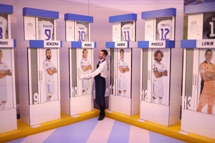 El Real Madrid, a través de la casa de subastas británica Sotheby’s, lanzará a subasta parte de los vestuarios antiguos del Santiago Bernabéu, incluyendo las taquillas que usaron leyendas como Cristiano Ronaldo, Zinedine Zidane y David Beckham y otros elementos del estadio. EFE/EPA/NEIL HALL