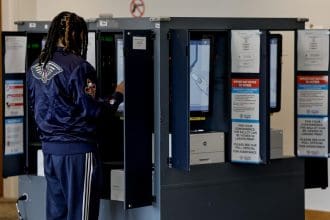 Una persona emite su voto en el recinto electoral de la Biblioteca Metropolitana del Condado de Fulton el día de las elecciones en Atlanta, Georgia, EE. UU., el 5 de noviembre de 2024. EFE/EPA/ERIK S. LESSER