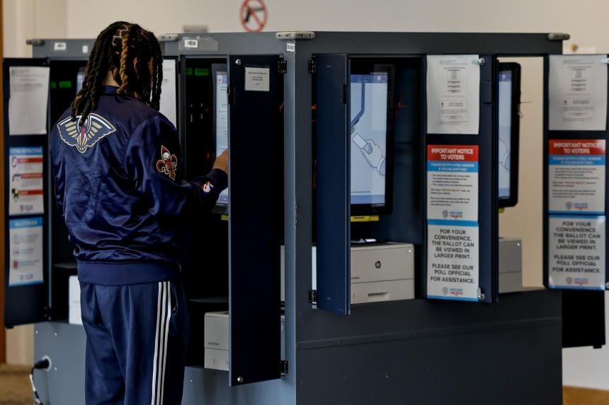 Una persona emite su voto en el recinto electoral de la Biblioteca Metropolitana del Condado de Fulton el día de las elecciones en Atlanta, Georgia, EE. UU., el 5 de noviembre de 2024. EFE/EPA/ERIK S. LESSER