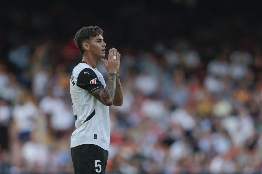 El centrocampista argentino del Valencia español Enzo Barrenechea ha sido convocado por Lionel Scaloni en la selección de Argentina. EFE/ Biel Aliño