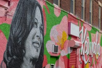 Un mural de la vicepresidenta de EE. UU. y candidata demócrata, Kamala Harris, en Mount Airy, Filadelfia, Pennsylvania. EFE/DAVID MUSE