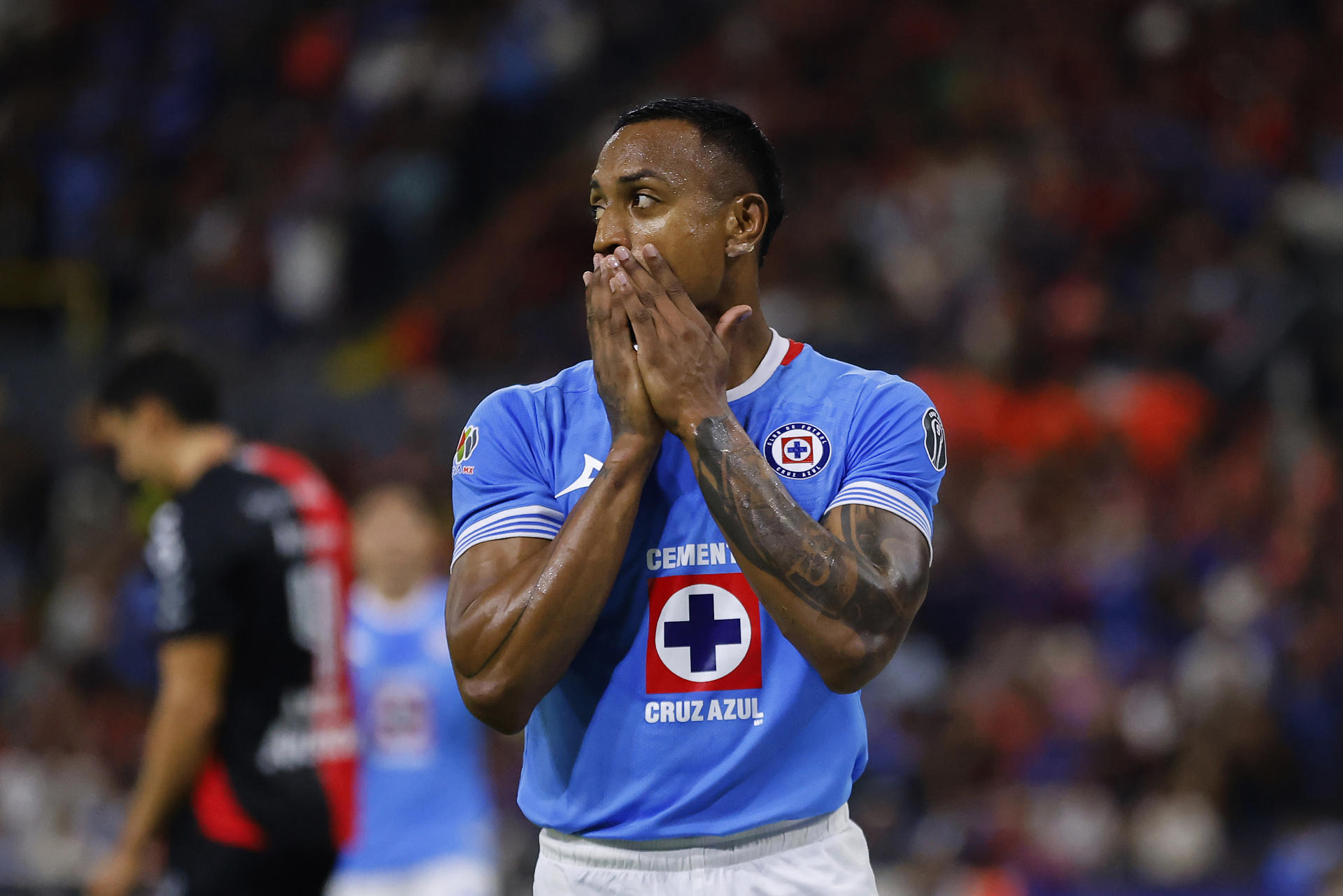 Willer Ditta de Cruz Azul reacciona ante Atlas ayer miércoles, durante un partido correspondiente a la jornada 16 del Torneo Apertura 2024 de la liga del fútbol mexicano, disputado en el estadio Jalisco, en Guadalajara (México). EFE/ Francisco Guasco