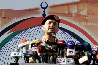 El portavoz militar de los hutíes, Yahya Sarea, en una foto de archivo. EFE/EPA/YAHYA ARHAB