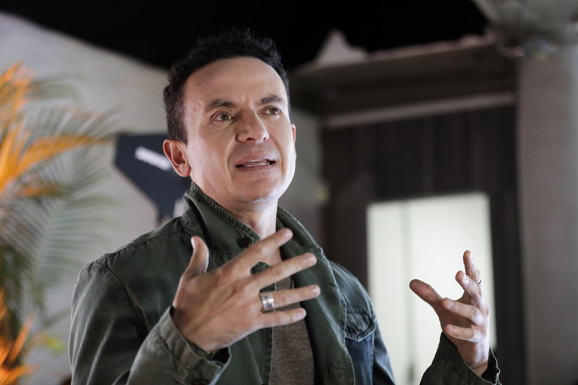 Fotografía del 23 de octubre de 2024 del cantante colombiano Fonseca hablando durante una entrevista con EFE, en Bogotá (Colombia).EFE/ Carlos Ortega