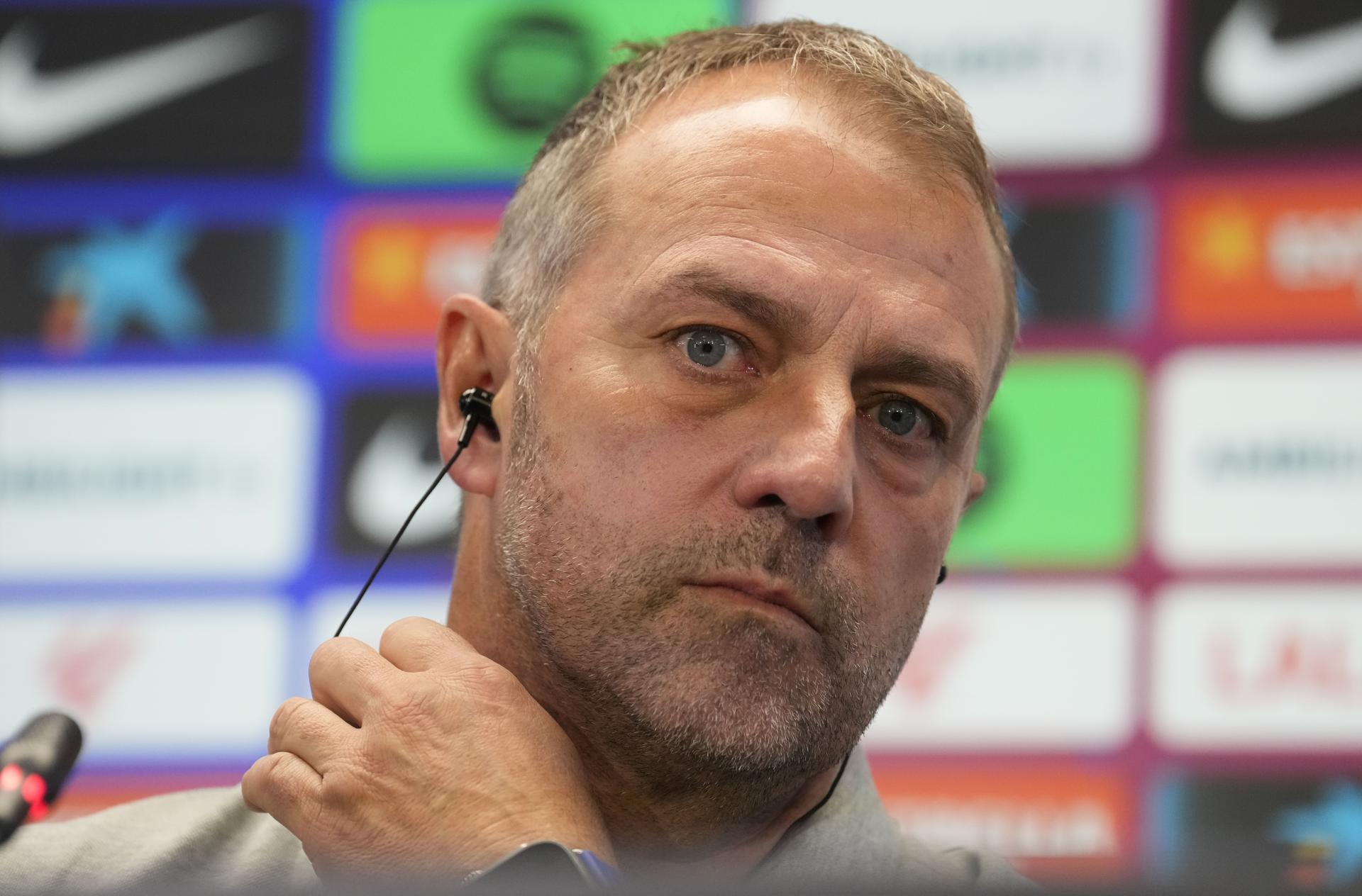El entrenador del FC Barcelona Hansi Flick, durante la rueda de prensa ofrecida este mediodía posterior al entrenamiento del primer equipo del FC Barcelona realizado este mediodía en las instalaciones de la Ciudad Deportiva Joan Gamper, de cara al próximo partido de La Liga que jugarán mañana contra el Celta de Vigo. EFE/Enric Fontcuberta