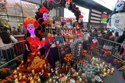 Fotografía de un altar durante el Día de Muertos en Times Square este sábado, en Nueva York (Estados Unidos). EFE/ Andrea Gallego
