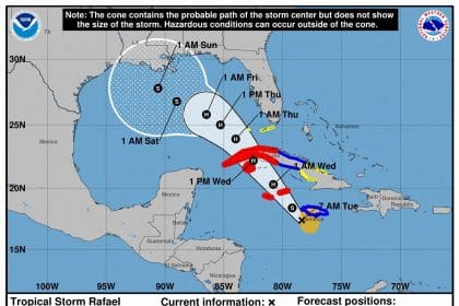 Imagen de archivo cedida por el Centro Nacional de Huracanes (NHC) estadounidense donde se muestra el pronóstico de cinco días de la trayectoria de la tormenta Rafael (i) en el Mar Caribe hacia el Golfo de México. EFE/NOAA-NHC