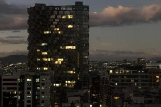 Fotografía de archivo de un atardecer en el centro financiero del norte de Quito en medio de un apagón por la crisis energética que atraviesa Ecuador. EFE/ Fernando Gimeno