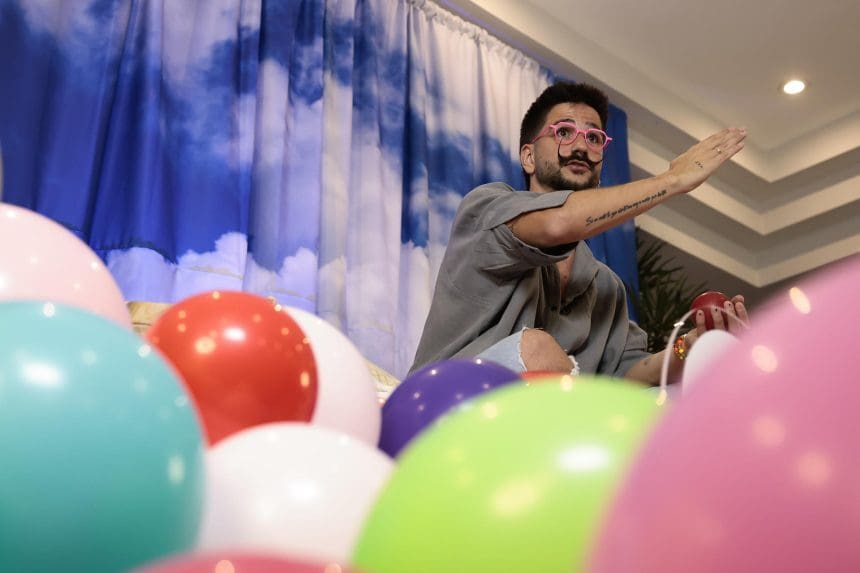 El cantante colombiano Camilo, habla durante una conferencia de prensa este lunes, en la Ciudad de México (México). EFE/ José Méndez