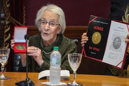 Fotografía de archivo en donde se ve a la poeta, traductora, ensayista, profesora y crítica literaria uruguaya Ida Vitale. EFE / Gastón Britos