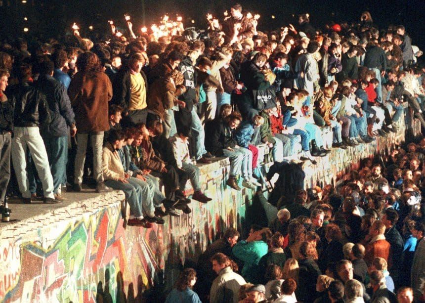 Cientos de personas celebraban en noviembre de 2014, el 25 aniversario de la caída del Muro de Berlín. EPA/STR/Archivo