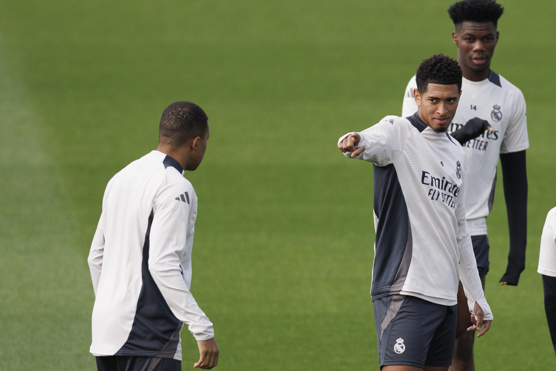 El jugador inglés del Real Madrid, Jude Bellingham, durante el entrenamiento del equipo en la Ciudad Deportiva de Valdebebas, este lunes, para preparar el partido de la cuarta jornada de la Liga de Campeones que mañana disputarán frente al AC Milan en el estadio Santiago Bernabéu de Madrid. EFE/Sergio Pérez