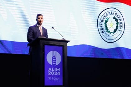 Fotografía de archivo del presidente de Paraguay, Santiago Peña, durante la inauguración de la 42 Asamblea Anual de la Asociación Latinoamericana de Industriales Molineros en el centro de convenciones de la Conmebol, en Luque (Paraguay). EFE/ Juan Pablo Pino