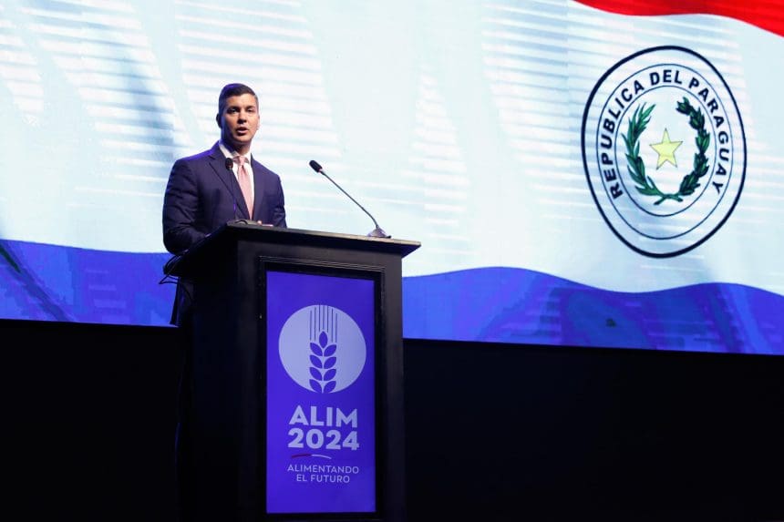 Fotografía de archivo del presidente de Paraguay, Santiago Peña, durante la inauguración de la 42 Asamblea Anual de la Asociación Latinoamericana de Industriales Molineros en el centro de convenciones de la Conmebol, en Luque (Paraguay). EFE/ Juan Pablo Pino
