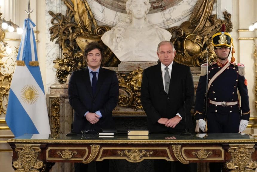 Fotografía cedida por la presidencia de Argentina del presidente Javier Milei (i), junto al nuevo ministro de Relaciones Exteriores, Gerardo Werthein, durante un acto de juramento en el salón Blanco de la Casa Rosada, este lunes, en Buenos Aires (Argentina). EFE/ Presidencia De Argentina