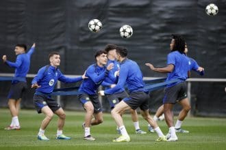 Los jugadores del FC Barcelona durante el entrenamiento que realiza la plantilla barcelonista en la Ciudad Deportiva Joan Gamper, para preparar el partido de la 5ª jornada de la Liga de Campeones que disputarán ante el Brest el Estadio Olímpico Lluís Companys de Barcelona. EFE/Alberto Estévez