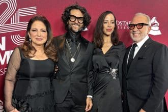 (De izq. a der.) La cantante cubana Gloria Estefan, el cantante puertorriqueño Draco Rosa, la actriz Marilinda Rivera, y el productor musical Emilio Estefan posan en la alfombra roja del homenaje a las leyendas de la música latina de los Grammy latinos celebrado este domingo en el Teatro Arsh Center en Miami, Florida (EE.UU). EFE/Alicia Civita/MÁXIMA CALIDAD SIPONIBLE