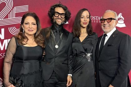 (De izq. a der.) La cantante cubana Gloria Estefan, el cantante puertorriqueño Draco Rosa, la actriz Marilinda Rivera, y el productor musical Emilio Estefan posan en la alfombra roja del homenaje a las leyendas de la música latina de los Grammy latinos celebrado este domingo en el Teatro Arsh Center en Miami, Florida (EE.UU). EFE/Alicia Civita/MÁXIMA CALIDAD SIPONIBLE