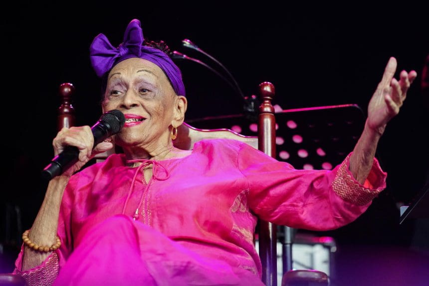 Fotografía de archivo en donde aparece la cantante cubana Omara Portuondo durante su actuación en el Festival Cruilla, en el Parc del Fòrum de Barcelona EFE/ Enric Fontcuberta.