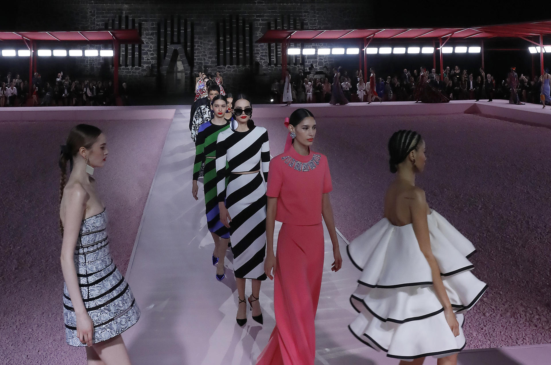 Modelos lucen prendas de la marca Carolina Herrera este jueves, en el Museo Anahuacalli, en la Ciudad de México (México). EFE/ Mario Guzmán