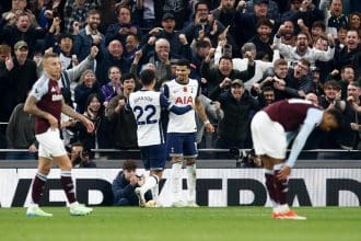 El jugador Dominic Solanke, del Tottenham (C), celebra el 2-1 durante el partido de la Premier League que han jugado Tottenham Hotspur y Aston Villa, en Londres, Reino Unido. EFE/EPA/DAVID CLIFF
