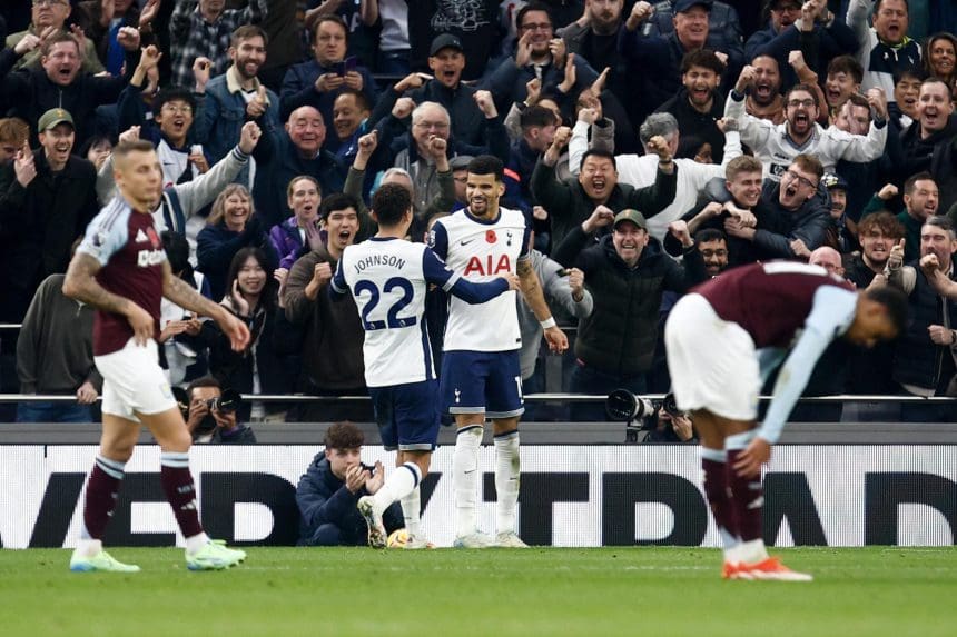 El jugador Dominic Solanke, del Tottenham (C), celebra el 2-1 durante el partido de la Premier League que han jugado Tottenham Hotspur y Aston Villa, en Londres, Reino Unido. EFE/EPA/DAVID CLIFF