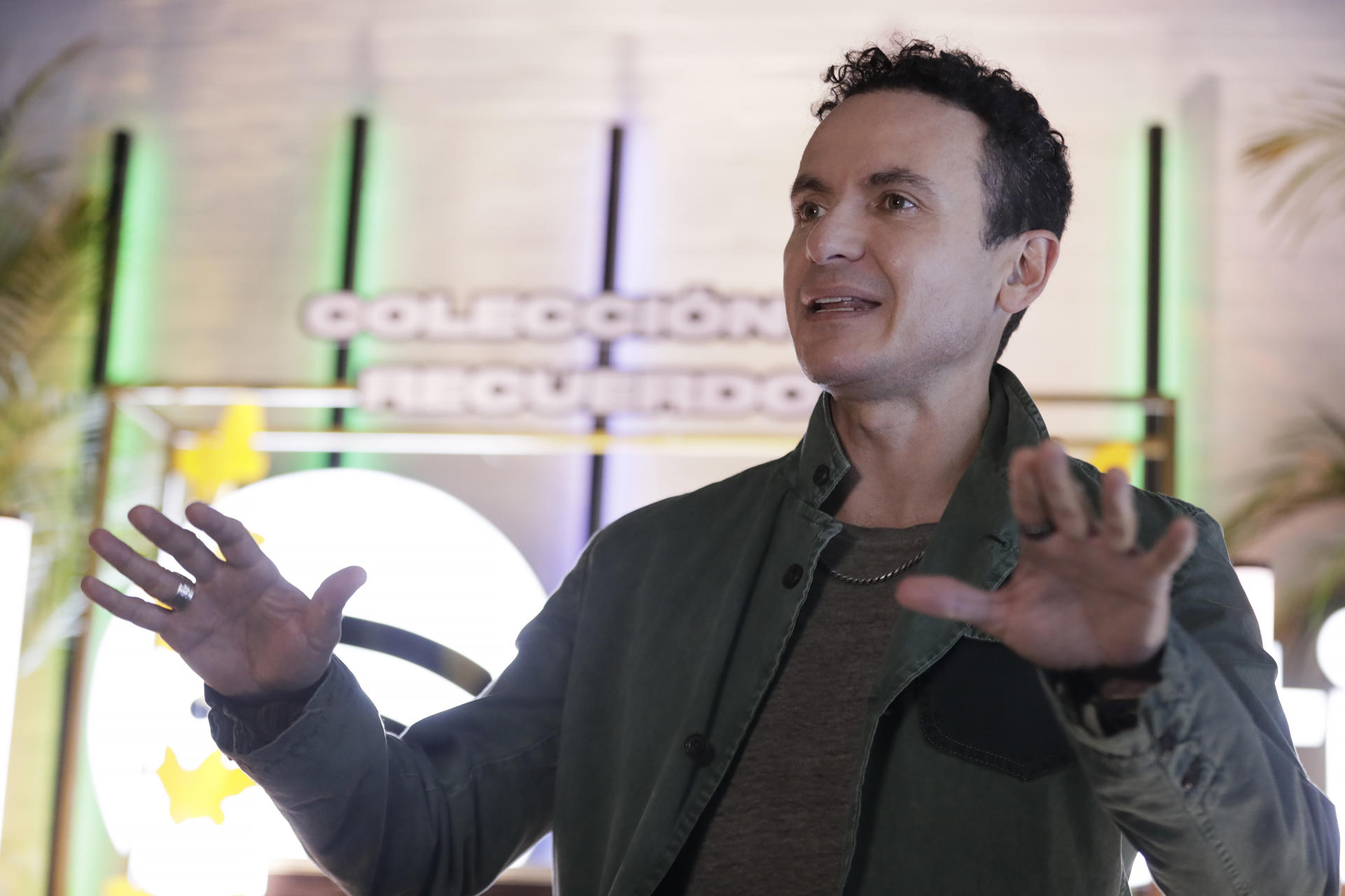 Fotografía del 23 de octubre de 2024 del cantante colombiano Fonseca hablando durante una entrevista con EFE, en Bogotá (Colombia). EFE/ Carlos Ortega