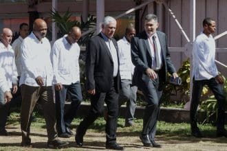 El presidente cubano, Miguel Díaz-Canel (c) y el ministro de Comercio Exterior e Inversión Extranjera, Óscar Pérez-Oliva Fraga (d) asisten a la inauguración de la 40 edición de la Feria Internacional de La Habana (Fihav) este lunes, en La Habana (Cuba).EFE/ Ernesto Mastrascusa