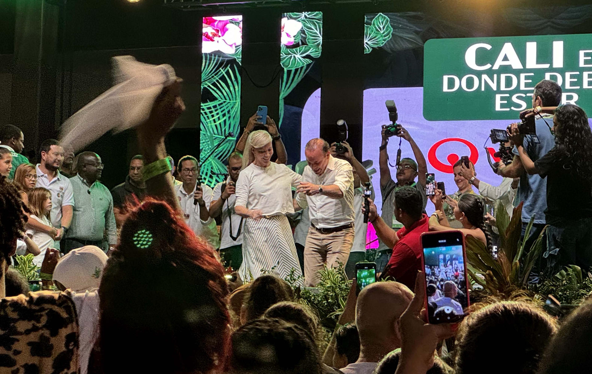 La gobernadora del Valle del Cauca, Dilian Francisca Toro (i), y el alcalde de Cali, Alejandro Eder, bailan durante el cierre de la COP16, este 1 de noviembre de 2024 en Cali (Colombia). EFE/ Mario Baos