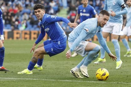 El centrocampista del Celta, Mihailo Ristic (d) con el balón durante un encuentro entre el Celta de Vigo y el Getafe. EFE/Zipi