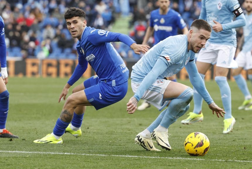 El centrocampista del Celta, Mihailo Ristic (d) con el balón durante un encuentro entre el Celta de Vigo y el Getafe. EFE/Zipi