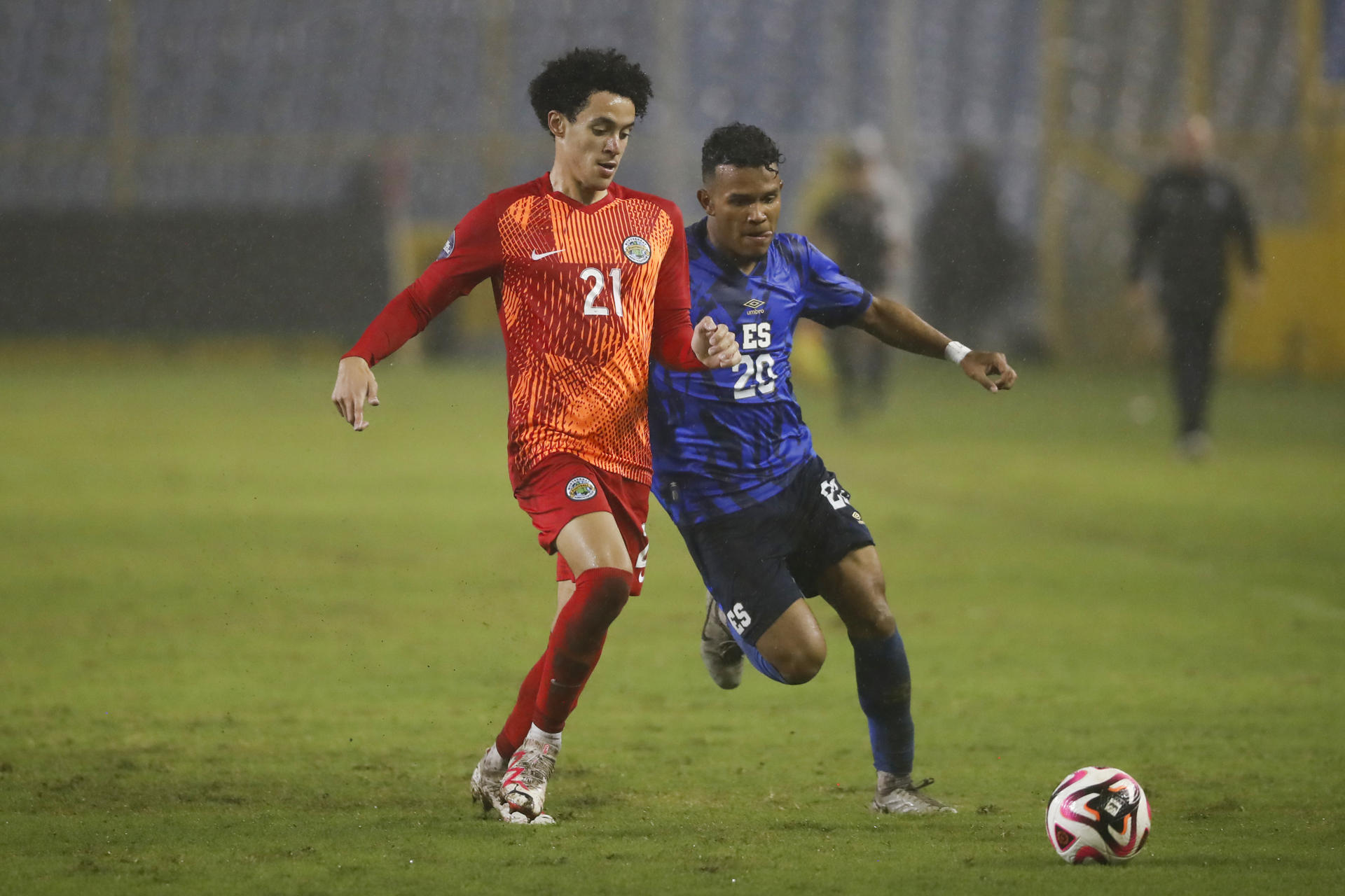 Rafael Antonio Tejada (c) de El Salvador disputa un balón con Lucas Kirnon de Montserrat en un partido del grupo C de la Liga de las Naciones. EFE/ Rodrigo Sura