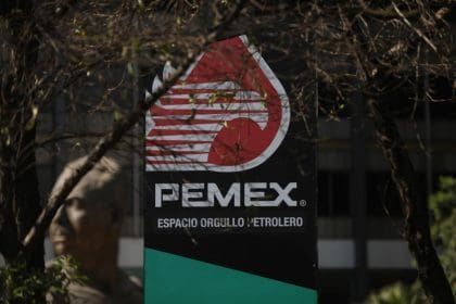 Imagen de archivo de una vista hoy del logo de Pemex cerca al busto del General Lázaro Cárdenas, en las oficinas generales de Pemex en la Ciudad de México (México). EFE/ Sáshenka Gutiérrez