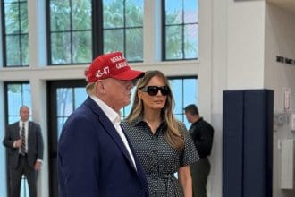 Fotografía tomada de la cuenta @margommartin de la red social X donde se observa al expresidente de EE.UU. y candidato republicano, Donald Trump, junto a su esposa, Melania Trump, luego de depositar su voto, este martes, en el Mandel Recreation Center de Palm Beach, en Florida (Estados Unidos). EFE/ @margommartin