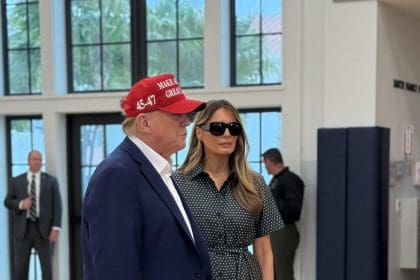 Fotografía tomada de la cuenta @margommartin de la red social X donde se observa al expresidente de EE.UU. y candidato republicano, Donald Trump, junto a su esposa, Melania Trump, luego de depositar su voto, este martes, en el Mandel Recreation Center de Palm Beach, en Florida (Estados Unidos). EFE/ @margommartin