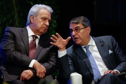 Los expresidentes de Ecuador Lenin Moreno (i), y de Paraguay Federico Franco participan en el Foro Latinoamericano de las Ideas (FLI), este jueves en Asunción (Paraguay). EFE/ Juan Pablo Pino