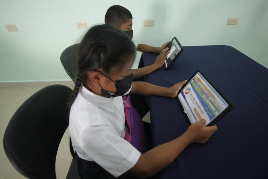 Fotografía de archivo en donde niños revisan internet en dispositivos electrónicos en zona rural del occidente de Panamá. EFE/Carlos Lemos