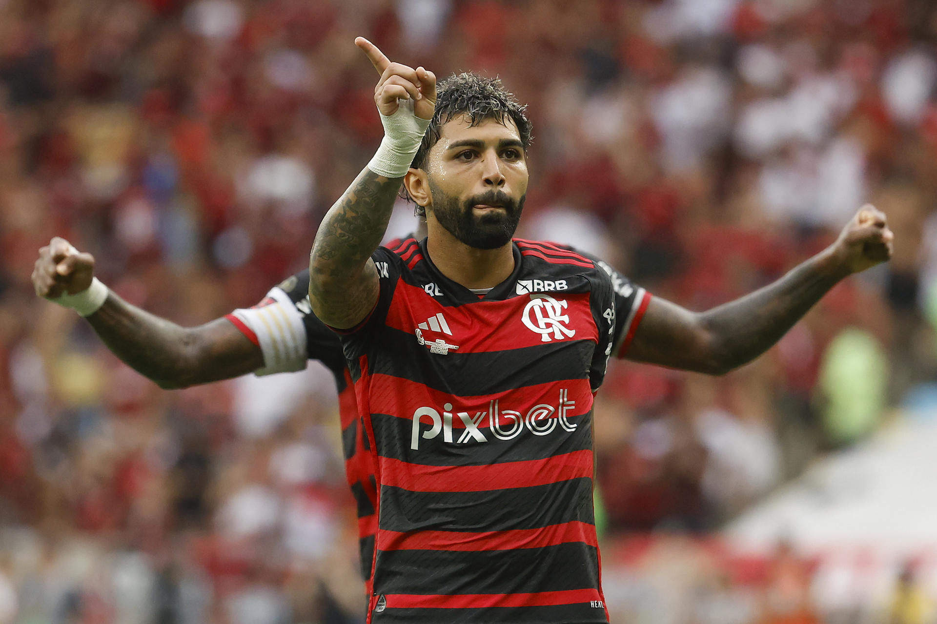 El delantero Gabriel Barbosa 'Gabigol' celebra uno de los dos goles que aportó a Flamengo en la victoria por 3-1 sobre Atlético Mineiro durante el partido de ida de la Copa do Brasil jugado este domingo en el estadio Maracaná. EFE/ Antonio Lacerda