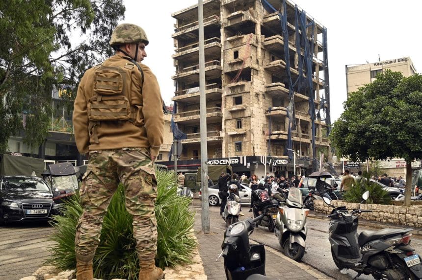 Un soldado libanés observa este sábado frente a un edificio impactado por un ataque isarelí en el sur de Beirut. EFE/EPA/WAEL HAMZEH