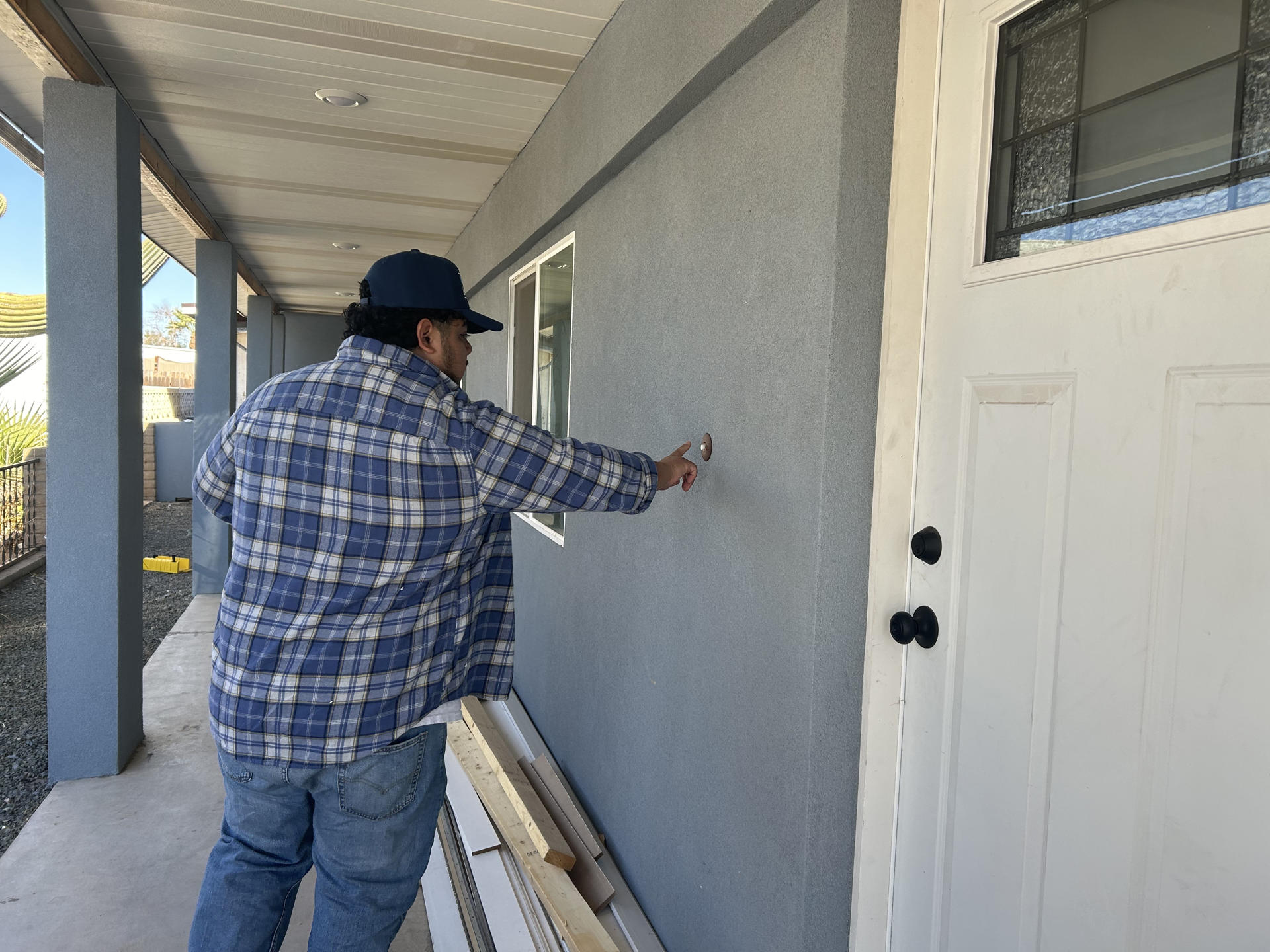 Un hombre toca en una casa durante una jornada de campaña puerta a puerta, este lunes, en la ciudad de Mesa, Arizona (Estados Unidos). EFE/ Mikaela Viqueira