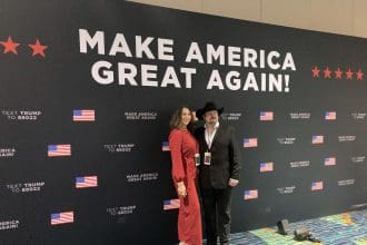 Los presentadores de radio Kim Yeater y Mark Anthony posan en el cuartel general de Trump este martes, en el centro de convenciones de Palm Beach, Florida (Estados Unidos). EFE/ Ivonne Malaver