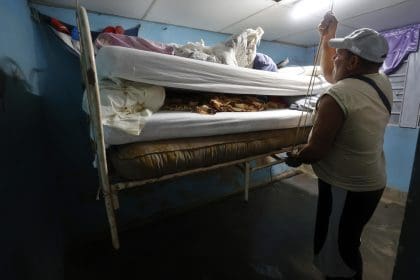 Un hombre cuelga una cama y colchones al techo de su vivienda ante la llegada del huracán Rafael, este miércoles en Surgidero de Batabanó, un puerto pesquero en la provincia occidental de Mayabeque, a unos 50 kilómetros al sur de La Habana (Cuba). EFE/ Ernesto Mastrascusa
