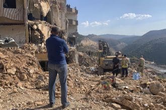 Barja (Líbano).-Equipos de rescate trabajan hoy en el lugar de un bombardeo israelí ocurrido anoche contra un edificio en la localidad de Barja, al sur de Beirut. Anoche, Hassan Souleiman no lograba conciliar el sueño solo en su piso de Barja, una zona de mayoría suní apenas 30 kilómetros al sur de Beirut. Decidió prepararse una 'shisha' o pipa de agua, la primera calada rota por un bombardeo que mató a al menos una treintena de sus vecinos. EFE/ Noemí Jabois