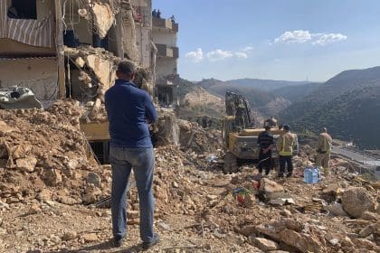 Barja (Líbano).-Equipos de rescate trabajan hoy en el lugar de un bombardeo israelí ocurrido anoche contra un edificio en la localidad de Barja, al sur de Beirut. Anoche, Hassan Souleiman no lograba conciliar el sueño solo en su piso de Barja, una zona de mayoría suní apenas 30 kilómetros al sur de Beirut. Decidió prepararse una 'shisha' o pipa de agua, la primera calada rota por un bombardeo que mató a al menos una treintena de sus vecinos. EFE/ Noemí Jabois